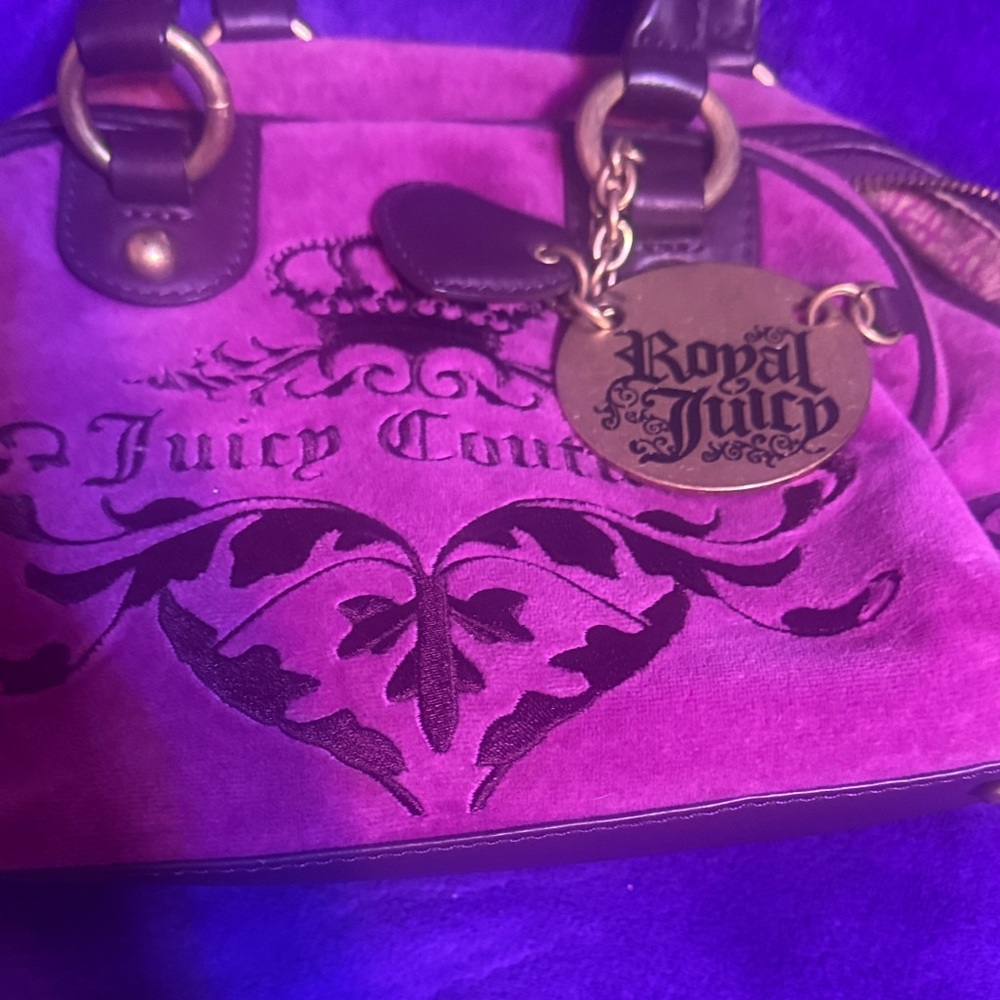 JUiCY COUTURE*Dark Purple VELOUR BABY-BOWLER Bag*with CHARMs & MiRROR-GOLD-iN - Picture 2 of 5